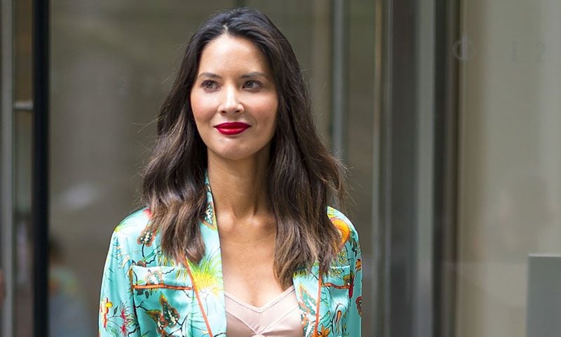 El traje de Olivia Munn para sus citas de primavera es un diseño valenciano