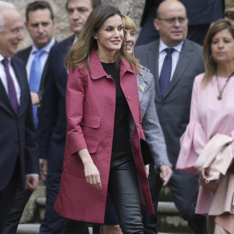 Doña Letizia juega al despiste con su último abrigo de primavera