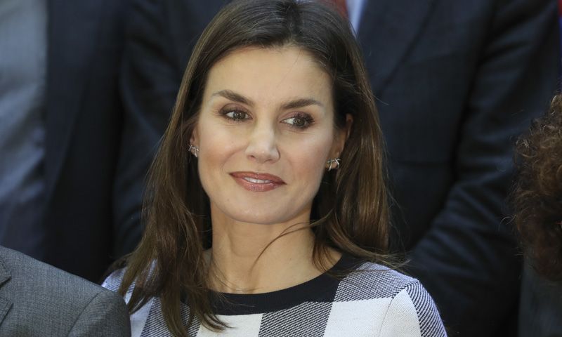La Reina estrena pero no arriesga: así son sus nuevos zapatos y básicos bicolor