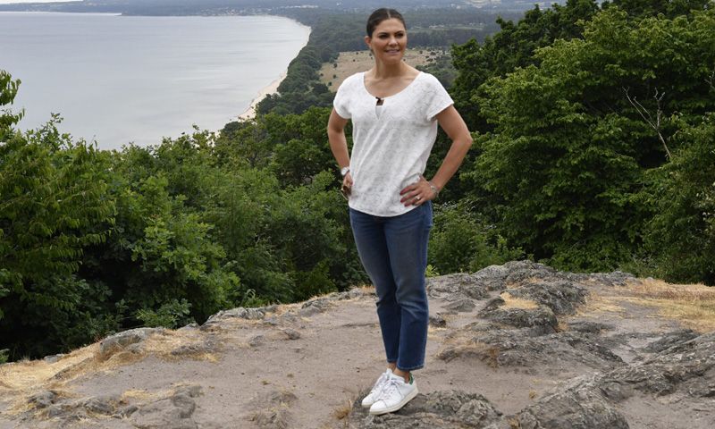 Victoria de Suecia: es probable que tú también tengas sus zapatillas  blancas - Foto 1