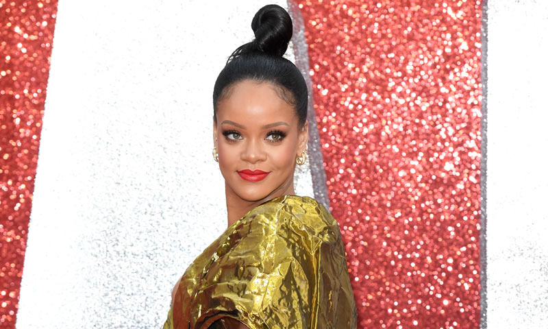 Rihanna, un escote asimétrico y el error de estilo que podía haber terminado en desastre