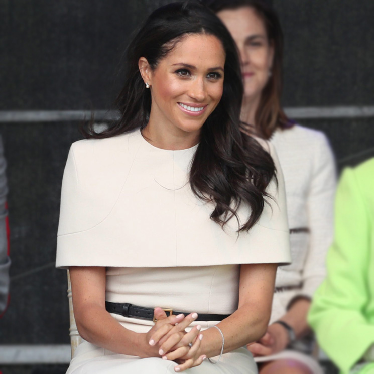 El día que Meghan Markle recordó a Angelina Jolie con un vestido capa