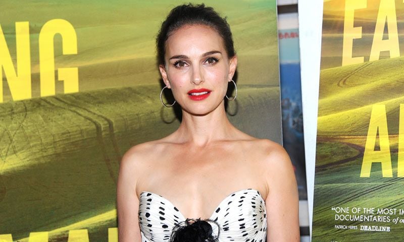 El vestido que probó el parecido entre Natalie Portman y Millie Bobby Brown