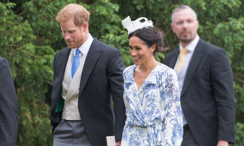 Meghan Markle arriesga con su look de invitada de 4.000 euros, pero no convence en redes