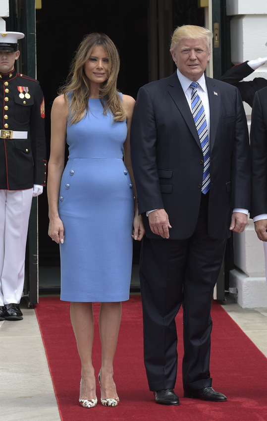 ¿Cuánto mide Donald Trump? - Estatura real y peso - Real height and weight - Página 2 Melania_1z-z