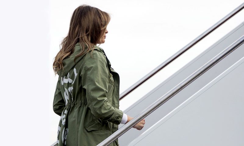 La chaqueta de Melania Trump, una polémica sin precedentes que nada tiene que ver con la moda