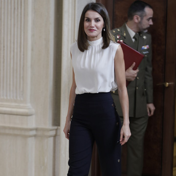 Doña Letizia incluye una nueva blusa a colección - Foto