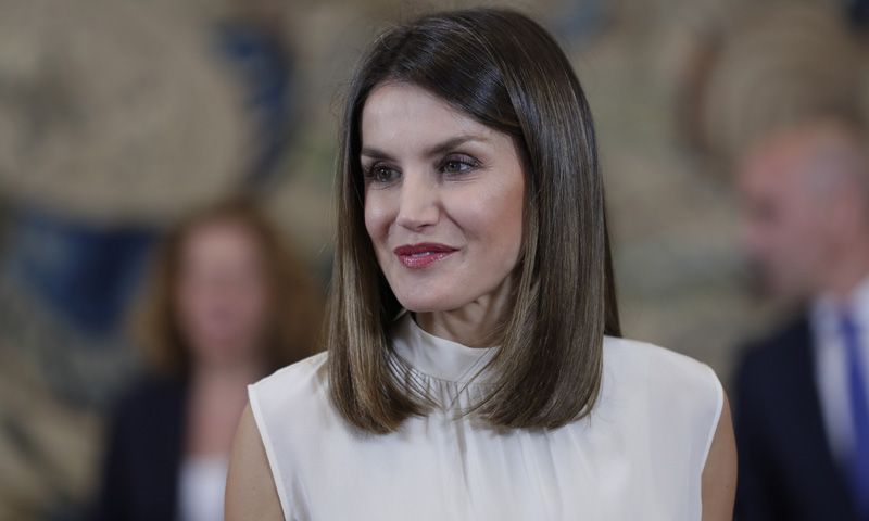 Doña Letizia incluye un nuevo estreno a su colección de blusas blancas
