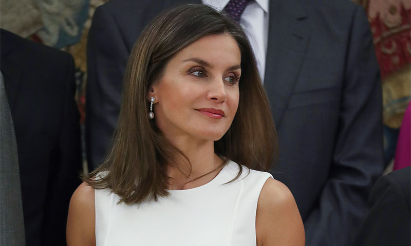 Doña Letizia repite su 'dress code' como Reina: en julio, vestido blanco