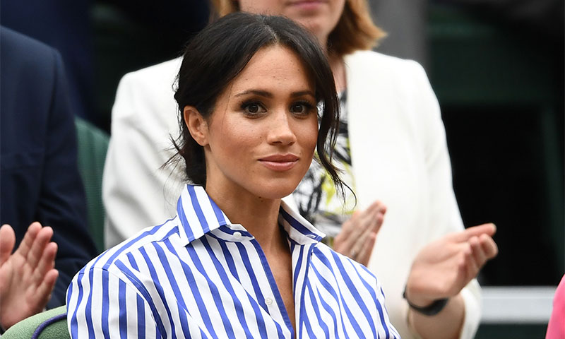 Meghan Markle acierta en Wimbledon con pantalón 'palazzo' y camisa de rayas