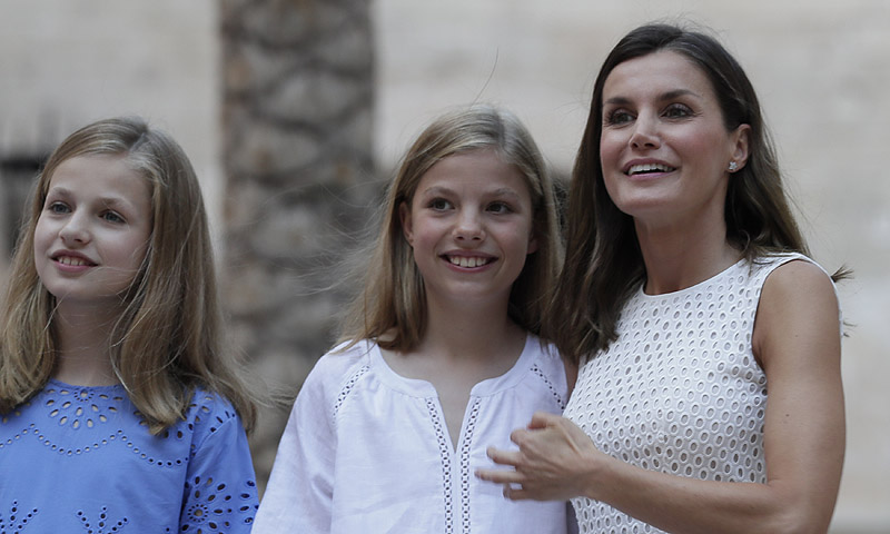 Doña Letizia rompe la tradición con su vestuario en el posado familiar en Palma de Mallorca