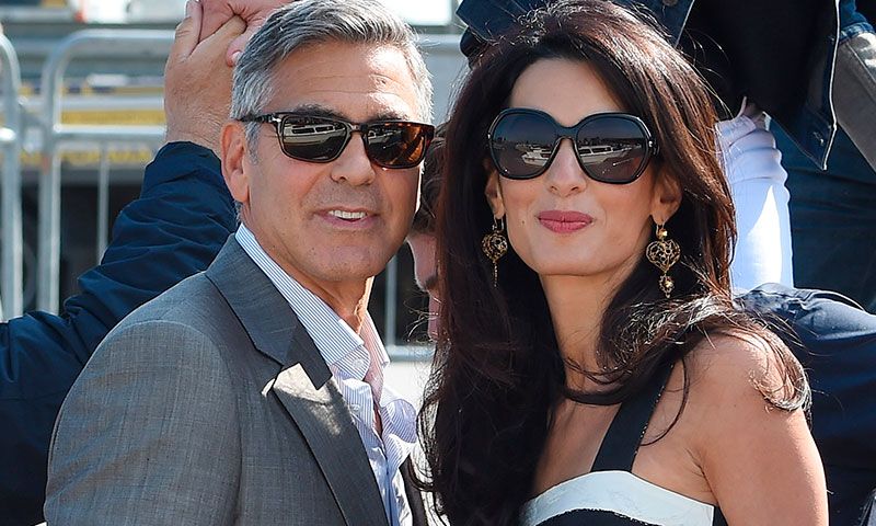 Mismo look, mismo sitio: Amal Clooney repite su cita más romántica, un año después