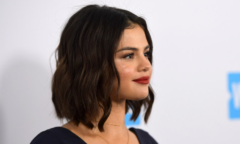 Selena Gomez o cuándo tus mejores amigas son las perfectas embajadoras de tu trabajo