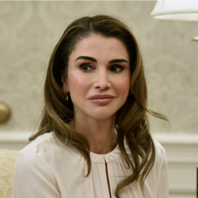 La nueva camisa blanca de Rania de Jordania, toda una declaración de intenciones