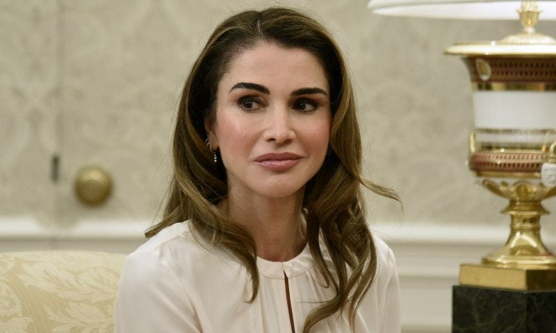 La nueva camisa blanca de Rania de Jordania, toda una declaración de intenciones