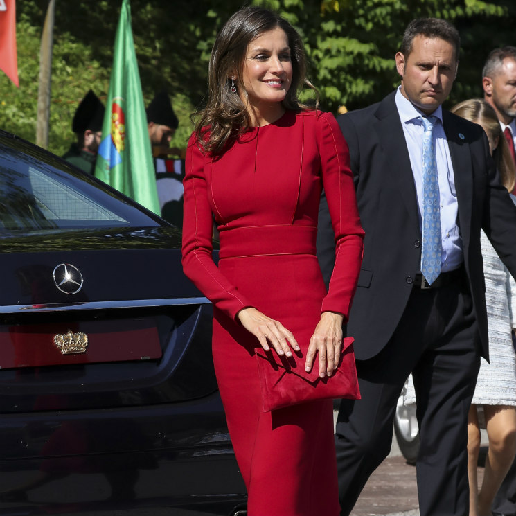 En el color de las grandes ocasiones y a medida: Doña Letizia estrena vestido