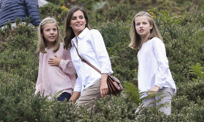La camisa blanca con la que la reina Letizia hace un guiño a Asturias