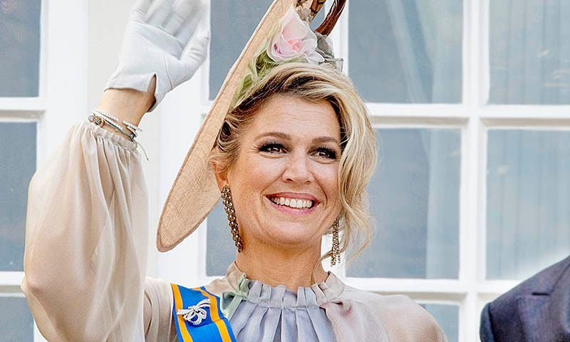 Máxima de Holanda abandona los estampados y el efecto ha sido sorprendente