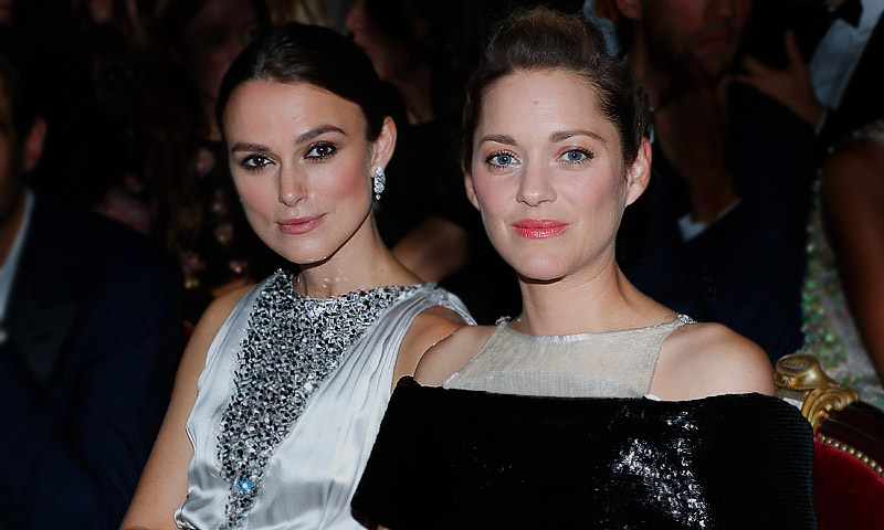 Keira Knightley y Marion Cotillard, duelo de estilo entre invitadas perfectas