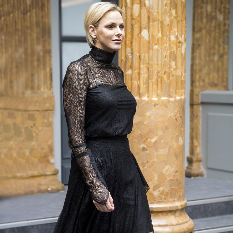 Charlene de Mónaco impacta con su look más gótico en la semana de la moda parisina