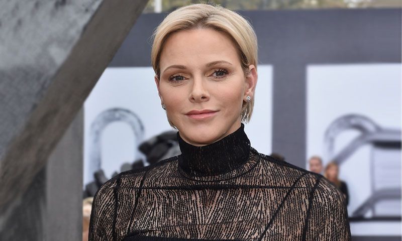 Charlene de Mónaco impacta con su look más gótico en la semana de la moda parisina