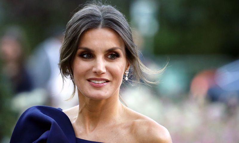 Doña Letizia gana en París su esperado duelo de estilo con Brigitte Macron