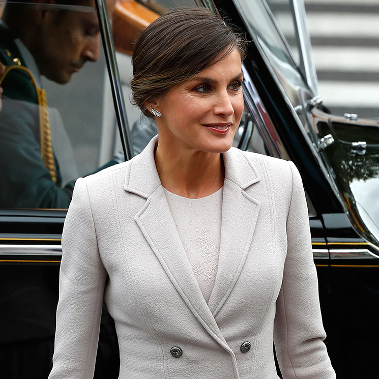 Doña Letizia estrena pero no arriesga: así ha sido su 'look Varela' en la Fiesta Nacional