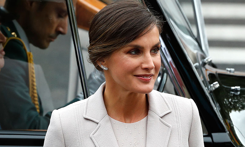 Doña Letizia estrena pero no arriesga: así ha sido su 'look Varela' en la Fiesta Nacional