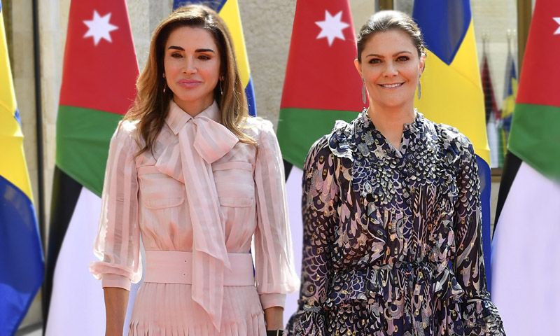 Las conexiones entre Rania de Jordania y Victoria de Suecia en su primer duelo de estilo