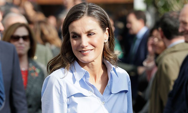 Camisa y zapato Oxford: doña Letizia convence con su look masculino