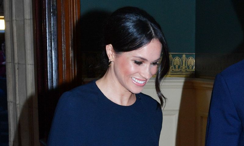 Meghan Markle le 'copia' a la Reina Letizia sus pendientes más asequibles