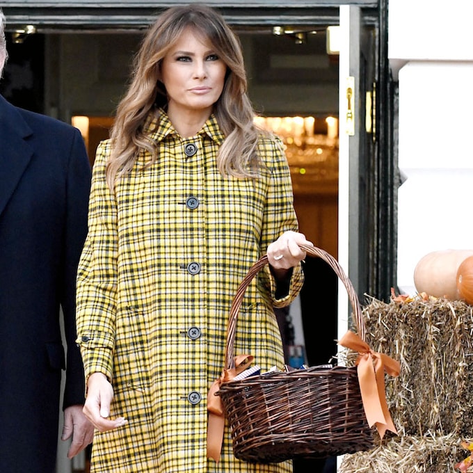 Melania Trump renueva su colección de abrigos caros con el estampado de las 'royals' británicas