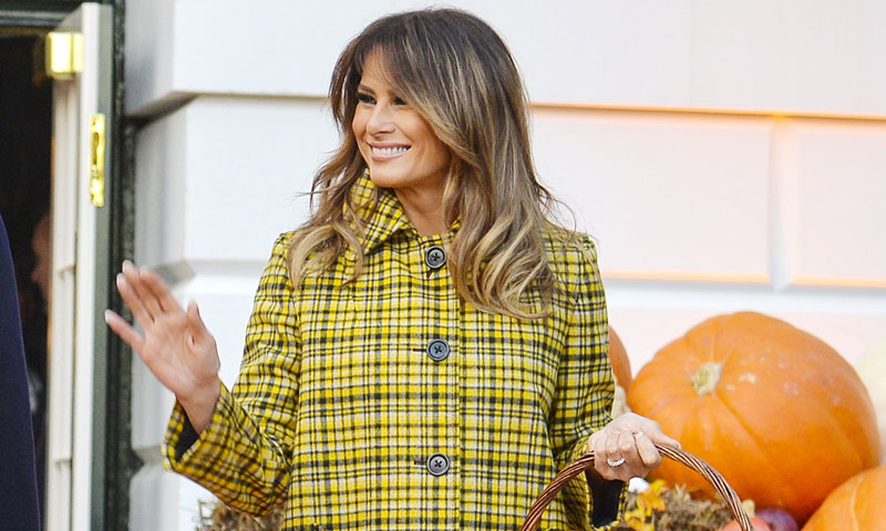 Melania Trump renueva su colección de abrigos caros con el estampado de las 'royals' británicas