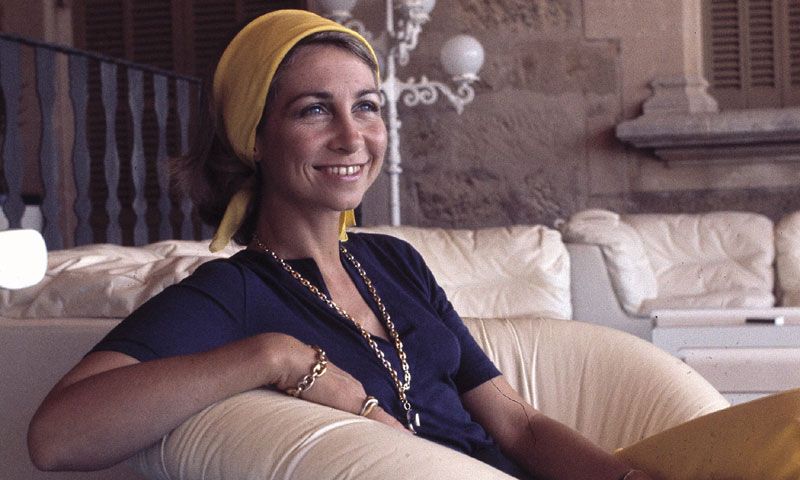 De 'looks' bohemios a su estilo 'royal': Doña Sofía en 4 décadas de moda