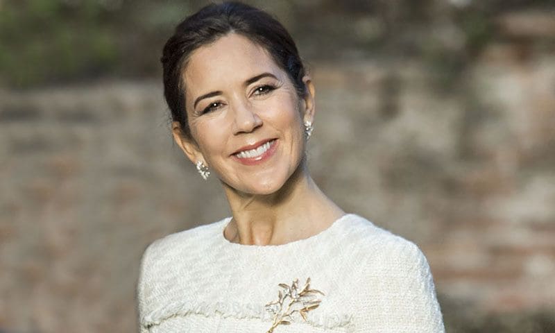 Mary de Dinamarca y su estratégico cambio de calzado: ¡de los taconazos a las zapatillas!