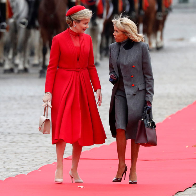Matilde de Bélgica vs Brigitte Macron: las 'royals' siempre ganan de rojo