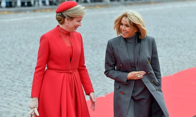 Matilde de Bélgica vs Brigitte Macron: las 'royals' siempre ganan de rojo