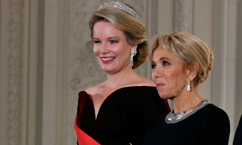 Matilde de Bélgica apuesta por el escote corazón en su segundo duelo con Brigitte Macron