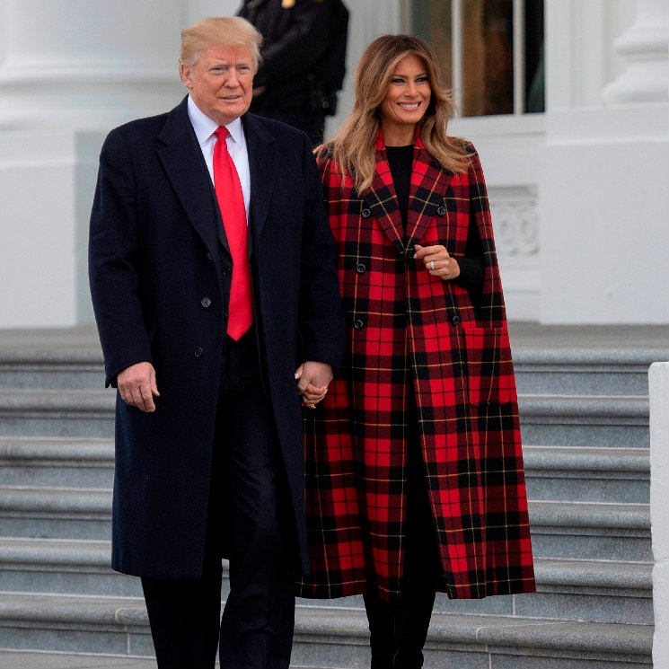 La tradición de Melania Trump: un abrigo de cuadros por Navidad
