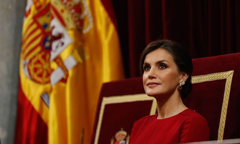La Reina no se la juega y convierte en Historia su vestido fetiche
