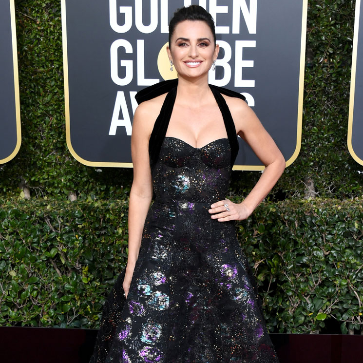 Inesperada elección y con escotazo, la imagen más sensual de Penélope Cruz en los Globo de Oro