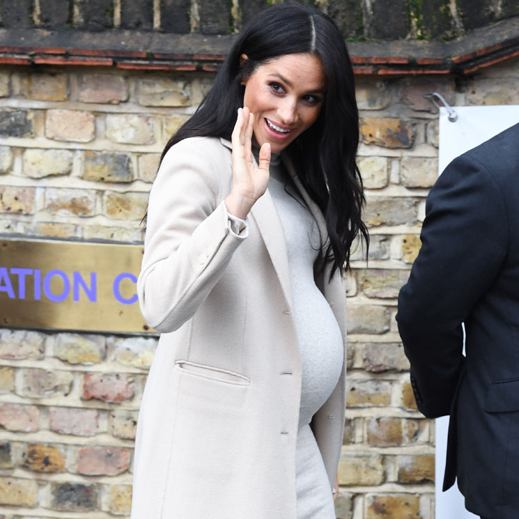 Meghan Markle marca curvas premamá con un vestido de 28 euros