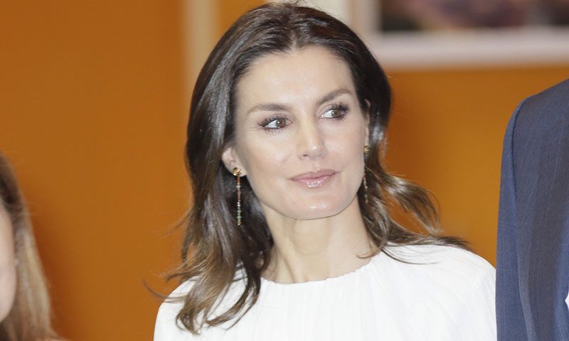 Doña Letizia vuelve a las rebajas y estrena la falda 'Rania'