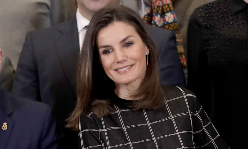 Doña Letizia, la Reina que compra básicos pensando en sus zapatos