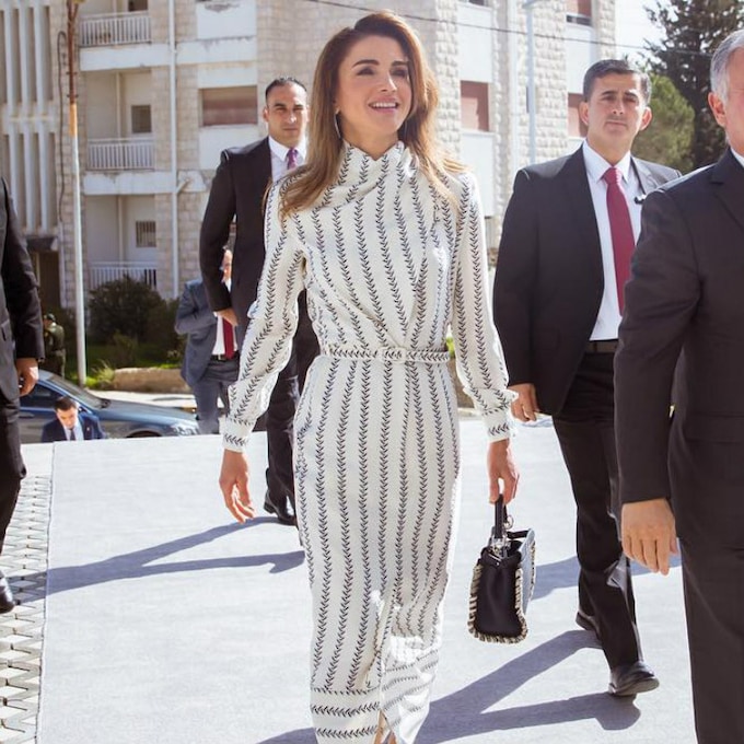 La original alternativa de Rania de Jordania al jersey de cuello vuelto