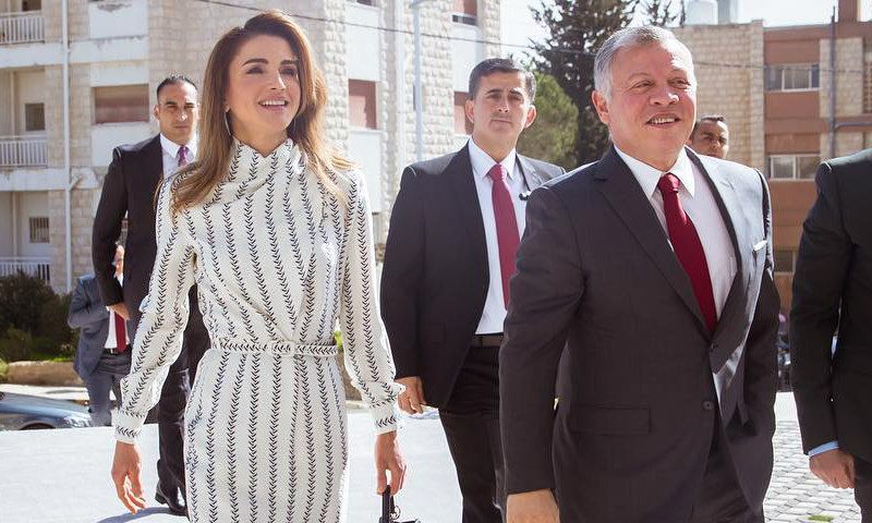 La original alternativa de Rania de Jordania al jersey de cuello vuelto
