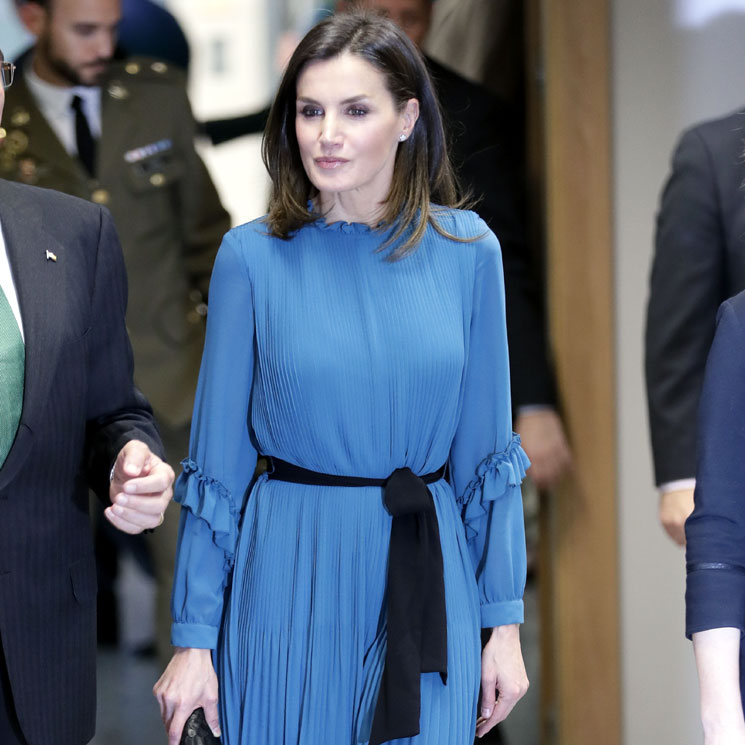 Doña Letizia arriesga y estrena otro diseño de 13 euros