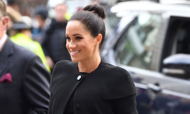 Meghan Markle rejuvenece su primer look premamá con una falda plisada