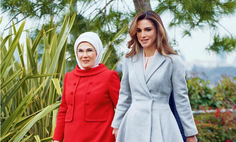 La maleta de viaje de Rania en su tour internacional, al detalle