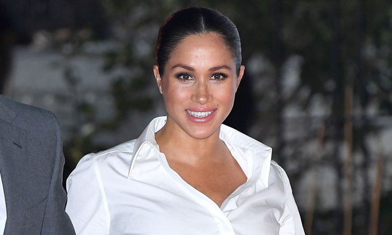 Mismo acto, un año después: Meghan Markle adapta a su embarazo aquel look masculino